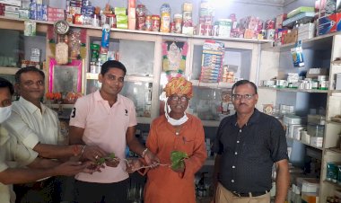 कोविड-19 से बचाव के लिए मास्क सैनिटाइजर का वितरण पिलाधवा में