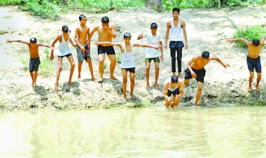 बारिश में पांच दोस्तों के साथ घूमने गया था युवक, पानी में नहाते वक्त तेज बहाव में बहकर डूब गया