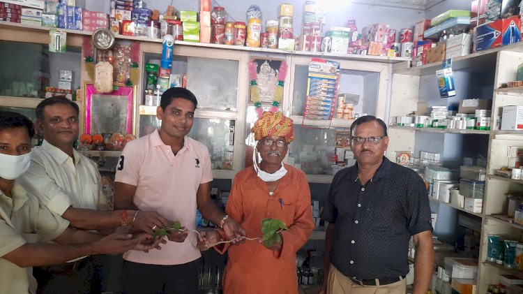 कोविड-19 से बचाव के लिए मास्क सैनिटाइजर का वितरण पिलाधवा में