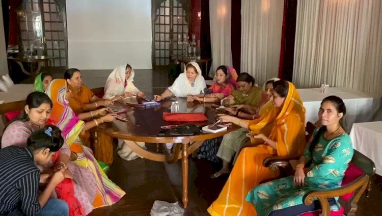 अलवर:  की महिला विधायक जैसलमेर के होटल में हाथों में रचा रही मेहंदी