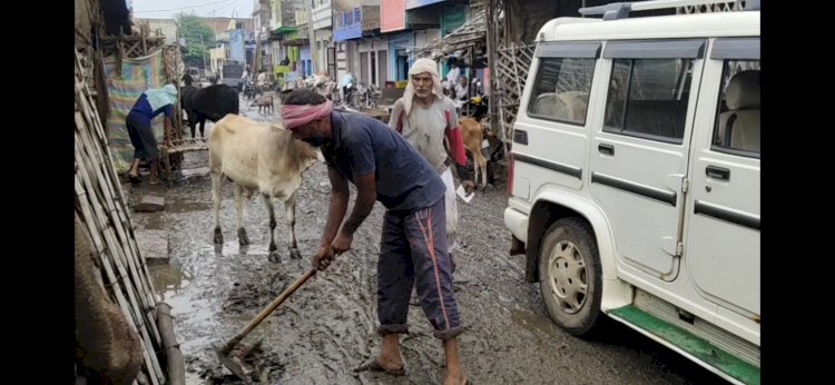 डीग सब्जी मंडी में कीचड़ होने से आमजन परेशान आए दिन लोग होते हैं चोटिल