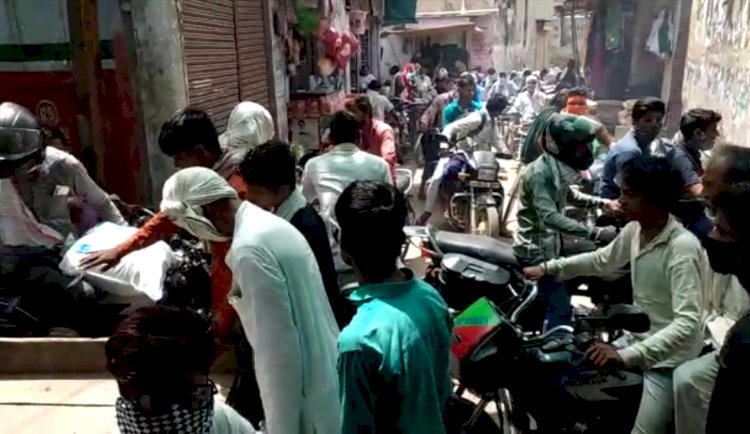 5 दिन के संपूर्ण लॉकडाउन के बाद खुले बाजार लोगों की उमड़ी भीड़ लोग लापरवाही बरतते हुए आए नजर