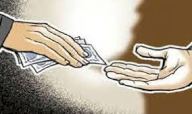 रिटार्यड RAS अधिकारी 5 लाख रुपये लेते हुए बाड़मेर में ट्रेप