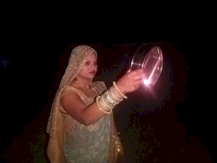 करवा चौथ: पिछले साल से 40 मिनट पहले दिखा चांद, सुहागिनों ने मांगी पति की दीर्घायु
