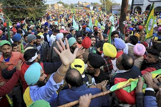 किसान आंदोलन की ग्राउंड रिपोर्ट:किसानों को रोकने के लिए रणनीति अपना रही पुलिस कई जगह सड़कें खोद डालीं