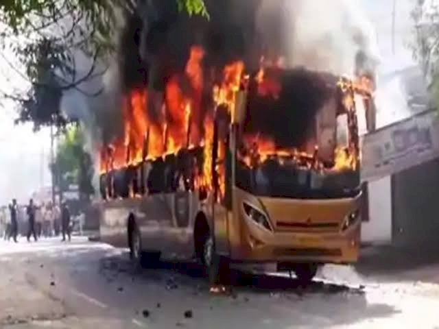 जयपुर: बस खंभे से टक्कर के बाद गिरा हाईटेंशन तार आग लगने से 3 लोग जिंदा जले 12 से ज्यादा झुलसे