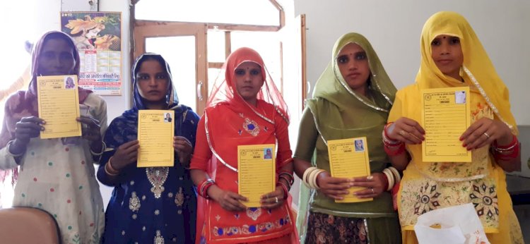 महिलाओं को जन धन क्रेडिट को-ऑपरेटिव सोसायटी ली0 द्वारा योजना का लाभ दिया