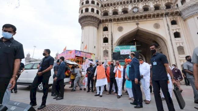 शाह का रोड शो:नगर निगम चुनाव प्रचार के लिए हैदराबाद पहुंचे शाह पहले भाग्यलक्ष्मी मंदिर में की पूजा