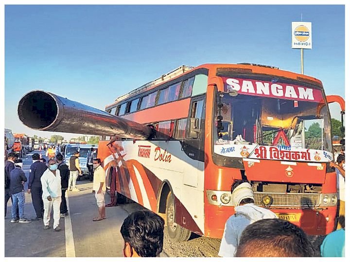 हादसा: बस में घुस गया 100 फीट का मोटा पाइप 2 की मौत