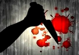 धारदार हथियार से बेटे और पिता पर हमला पिता की मौत बेटे गंभीर घायल