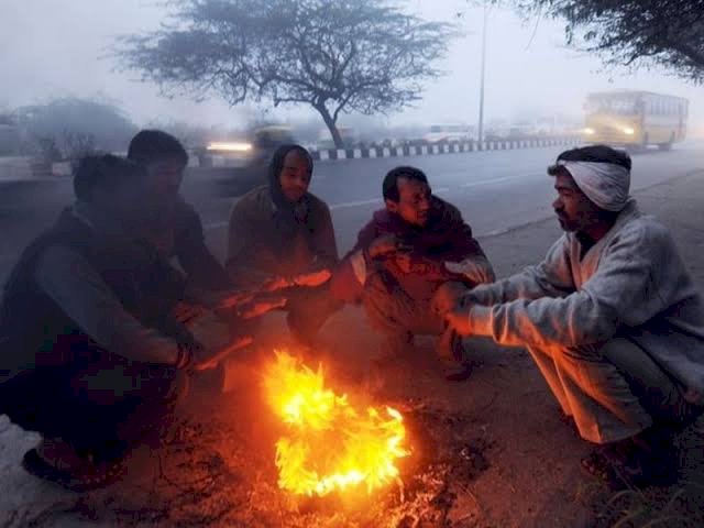 उत्तर भारत कपकपाया: पहाड़ों पर बर्फबारी के साथ मैदानी इलाकों में ठंड की दस्तक