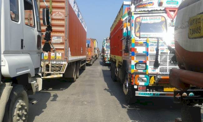 अलवर से 80 किमी दूर किसान आंदोलन से शहर में रोजाना लगता है जाम टोल वालो की कमाई हुई दुगनी