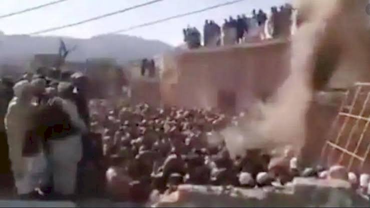 पाकिस्तान में उपद्रवियों ने मंदिर तोड़ा तोड़फोड़ करने के बाद लगाई आग