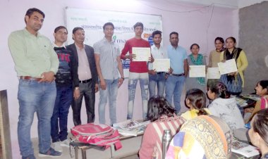 आज डीग निर्माण संस्था द्वारा मातृभाषा दिवस पर प्रतिभागियों को किया सम्मानित