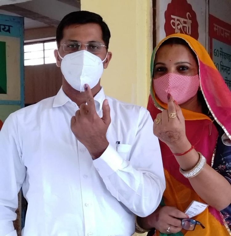 आरएएस सोहन सिंह नरुका ने अपने परिवार के सदस्यों पत्नी मीनाक्षी चौहान एसीटीओ के साथ राजस्थान के अलवर जिले में वोट डाला