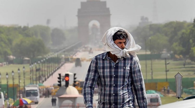 Delhi Weather: दिल्ली में बादलों का डेरा, लगातार तीन दिन बारिश का अलर्ट, जानें मौसम