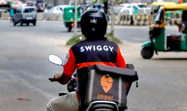Interesting Story: बेटा नहीं उठा रहा था फोन, 600KM दूर आए मां-बाप तो Swiggy एजेंट ने कुछ ऐसे मिलवाया
