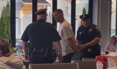 Boyfriend Proposed: गर्लफ्रेंड को प्रपोज करने का गजब तरीका, पुलिस से गिरफ्तार हुआ..हथकड़ी लगी और फिर