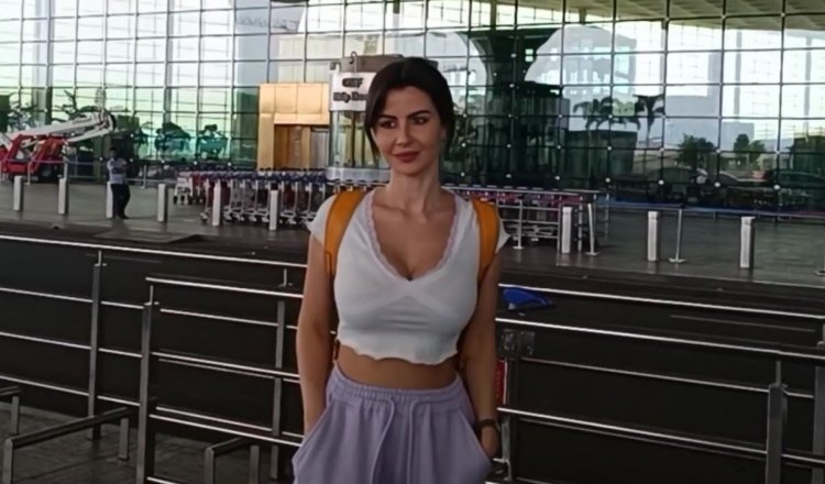 Stars Airport Look: इन सितारों का एयरपोर्ट लुक हुआ मिनटों में वायरल, आपको किसका स्टाइल आया पसंद?