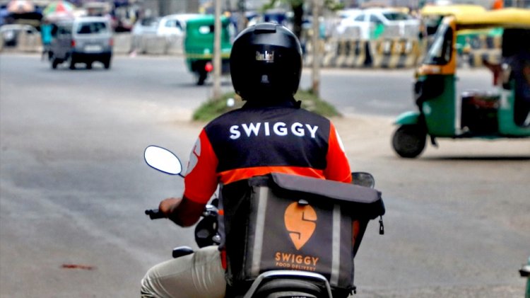 Interesting Story: बेटा नहीं उठा रहा था फोन, 600KM दूर आए मां-बाप तो Swiggy एजेंट ने कुछ ऐसे मिलवाया