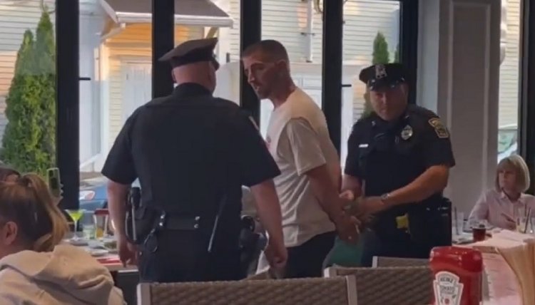 Boyfriend Proposed: गर्लफ्रेंड को प्रपोज करने का गजब तरीका, पुलिस से गिरफ्तार हुआ..हथकड़ी लगी और फिर