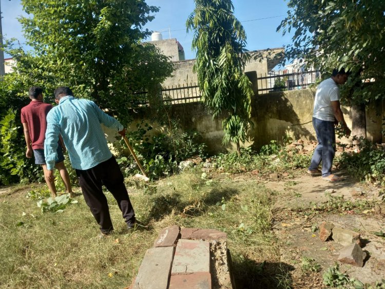 प्रशासन की तरफ से ध्यान नहीं देने के बाद कॉलोनी वासियों ने उठाया कदम