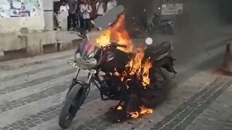 Wrong Side में बाइक चलाने पर पुलिस ने रोका तो शख्स ने अपनी ही गाड़ी में लगा दी आग और फिर