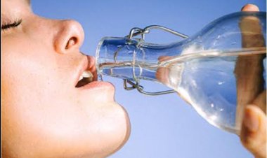 खाना खाने के कितनी देर बार पीना चाहिए पानी, जानिए क्या कहता है आयुर्वेद