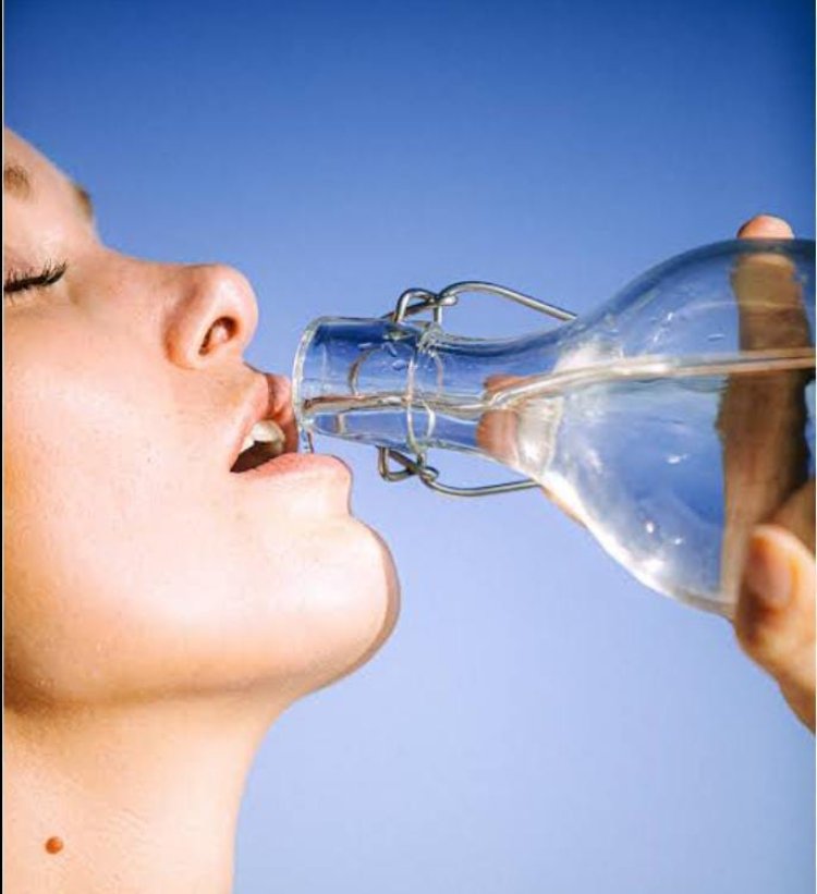 खाना खाने के कितनी देर बार पीना चाहिए पानी, जानिए क्या कहता है आयुर्वेद