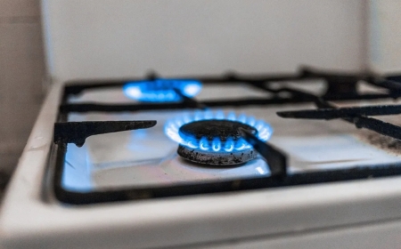 ईंधन की कमी के चलते पाकिस्तानी कर रहे अजीब हरकतें, लोग गुब्बारों में जमा कर रहे खाना पकाने वाली गैस