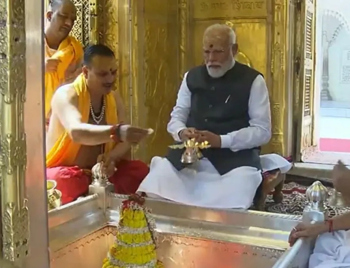 काशी विश्वनाथ मंदिर में पीएम मोदी, वैदिक मंत्रोच्चार के साथ की पूजा
