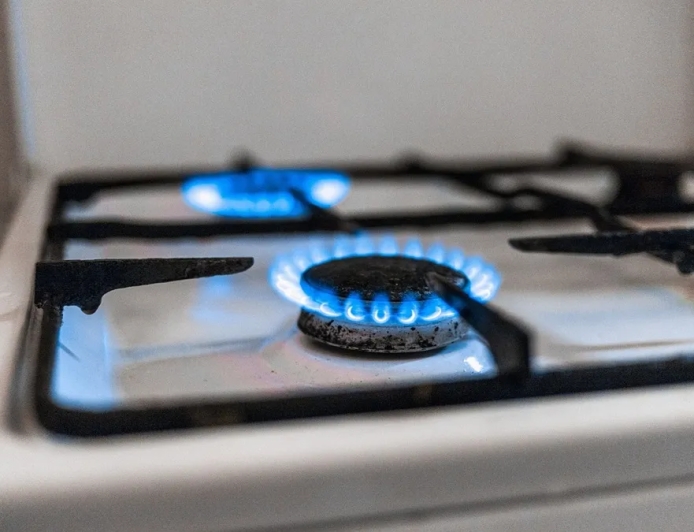 ईंधन की कमी के चलते पाकिस्तानी कर रहे अजीब हरकतें, लोग गुब्बारों में जमा कर रहे खाना पकाने वाली गैस