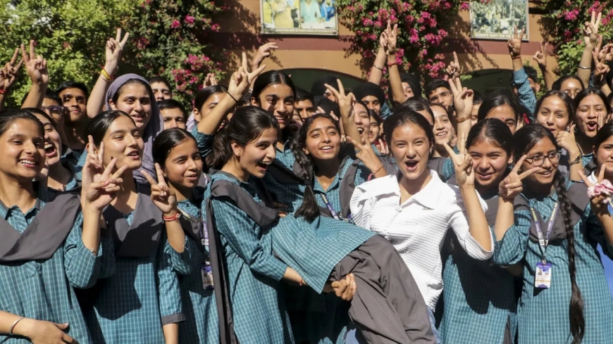 दिल्ली के स्कूलों में गर्मी की छुट्टियों का ऐलान, 10वीं-12वीं के छात्रों के लिए एक्सट्रा क्लास लगेंगी