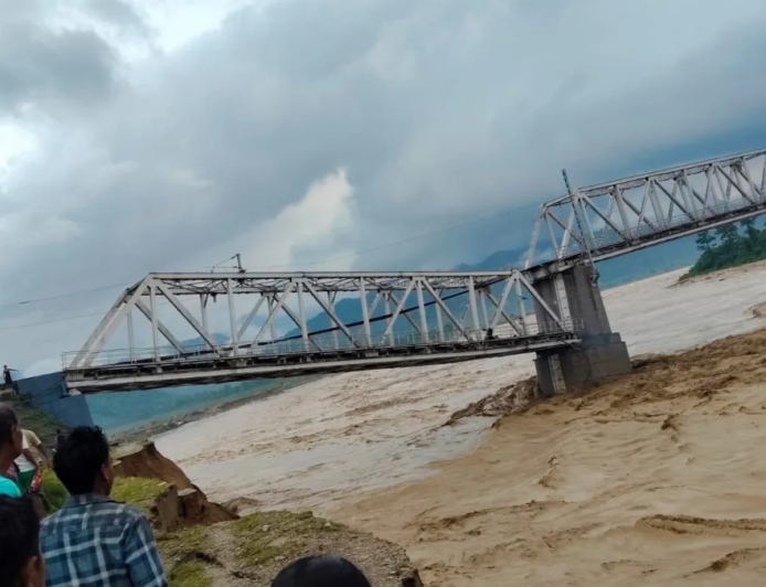 असम में भारी बारिश से तबाही, पुल तक टूट गया, कई इलाकों में बाढ़ जैसे हालात, अमित शाह ने सीएम हिमंता को मदद का भरोसा दिया